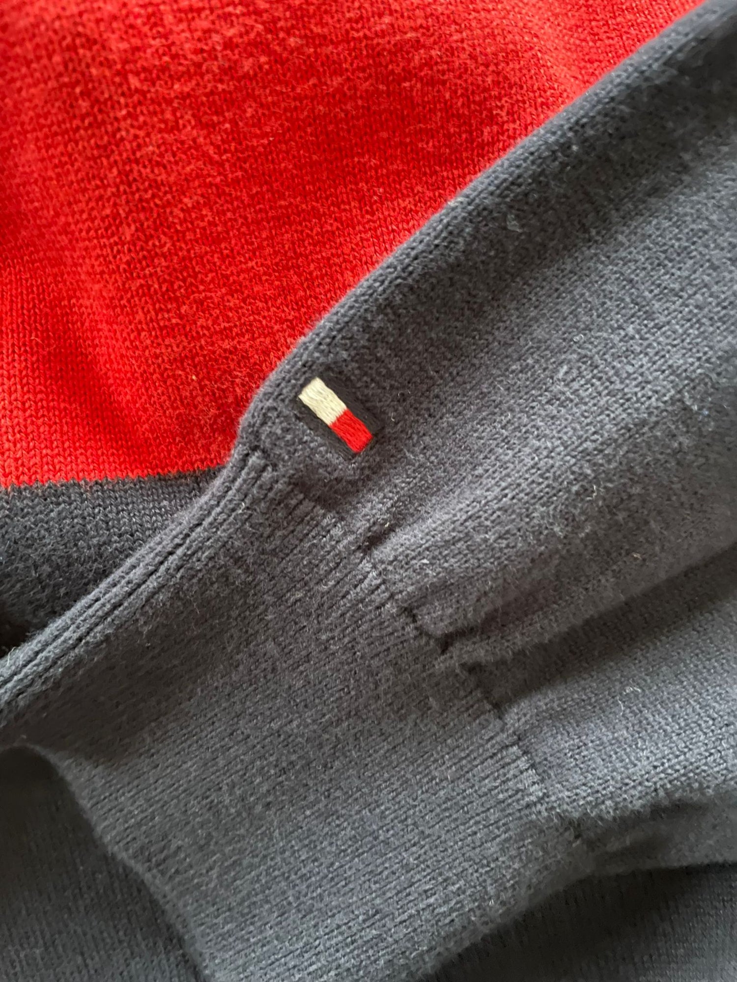92 Tommy Hilfiger Sweater